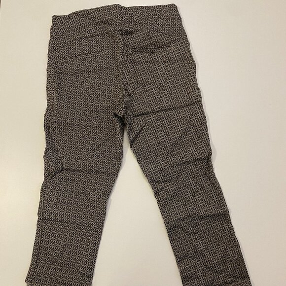 RW & CO Patterned Capri Pants - Picture 2 of 4